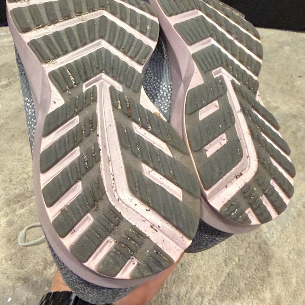 Brooks Levitate 2 Women's Running Shoes Size 9.5 B (Medium) Gray and pink EUC - Picture 7 of 9